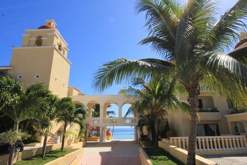 Een foto van de buitenkant van All Ritmo Cancun Resort & Waterpark
