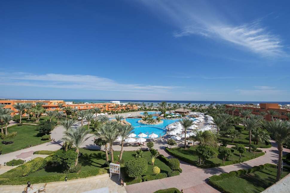 Een foto van het zwembad bij Amwaj Oyoun Resort & Casino