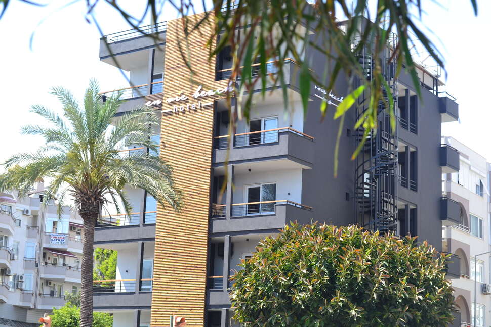 Een foto van de buitenkant van En Vie Beach Boutique Hotel