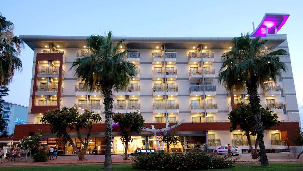 Een foto van de buitenkant van Hotel Grand Okan