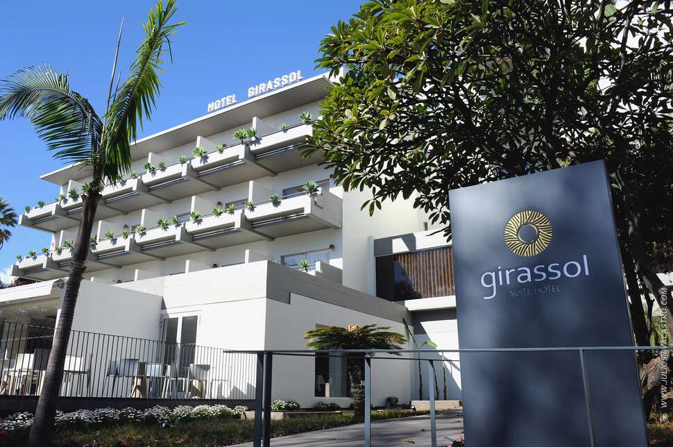 Een foto van de buitenkant van Girassol Hotel