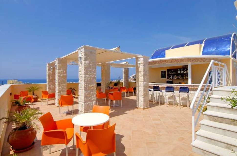 Een foto van het terras bij Hotel Porto Plakias
