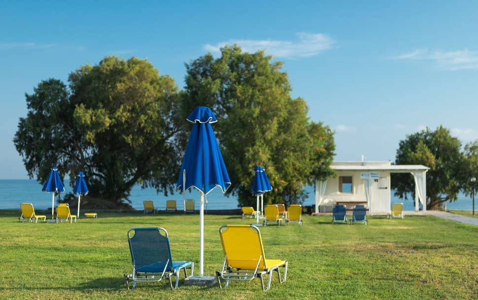 Ein Foto von der Terrasse im Aeolos Beach Hotel