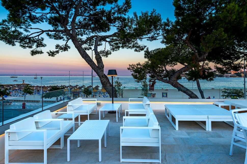 Een foto van het terras bij Fergus Style Palmanova
