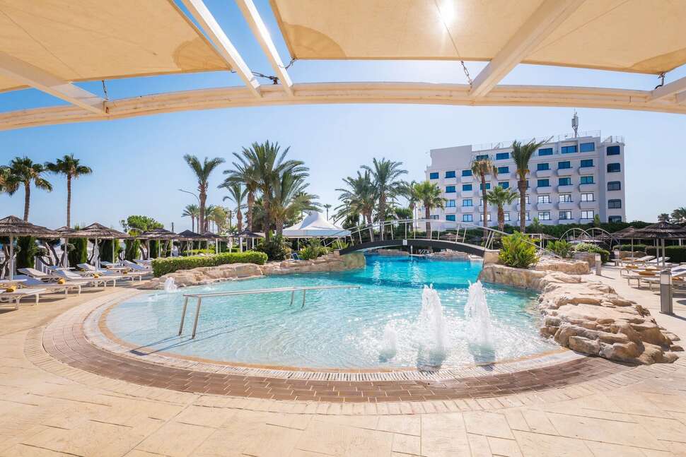 Een foto van het zwembad bij Tasia Maris Beach Hotel