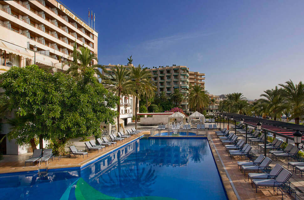 Een foto van het zwembad bij Hotel Victoria Gran Melia
