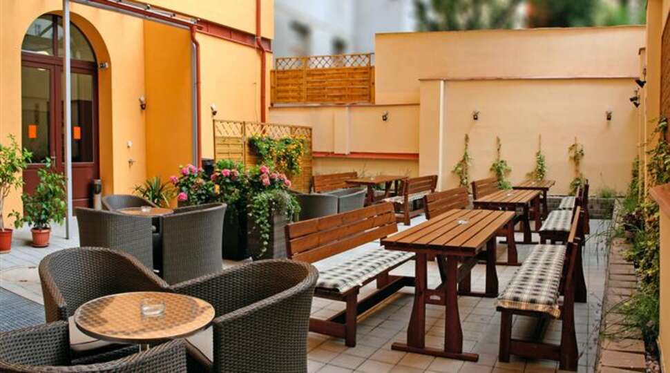 Een foto van het terras bij Hotel Ambiance