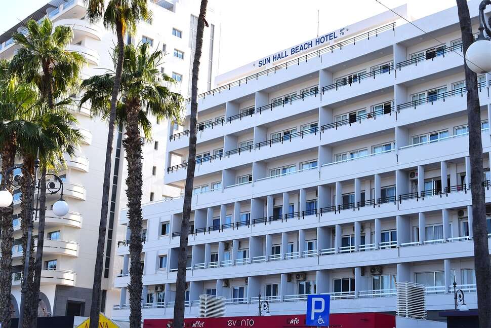 Een foto van de buitenkant van Sun Hall Beach Hotel & Appartementen