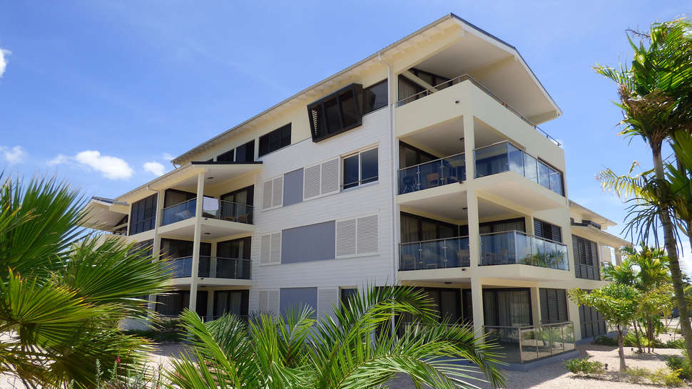 Een foto van de buitenkant van Delfins Beach Resort Bonaire