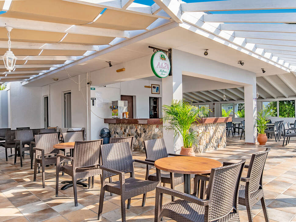 Een foto van het terras bij Evripides Village Beach Hotel