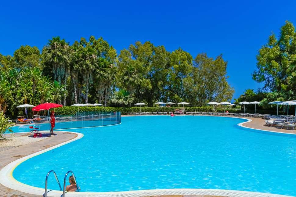 Een foto van het zwembad bij VOI Arenella Resort