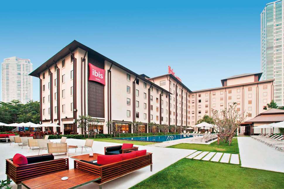Ein Foto von der Außenansicht des Ibis Bangkok Riverside