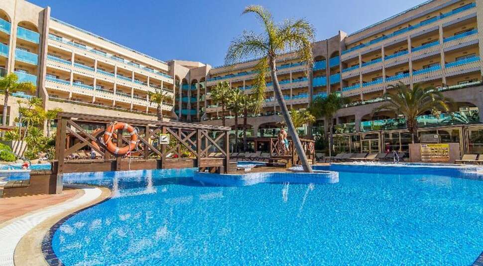 Ein Foto vom Pool im Golden Bahia de Tossa & Spa