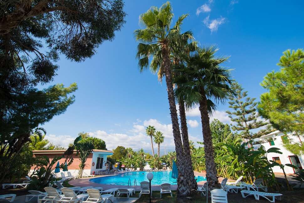 Ein Foto vom Pool im Villaggio Alkantara