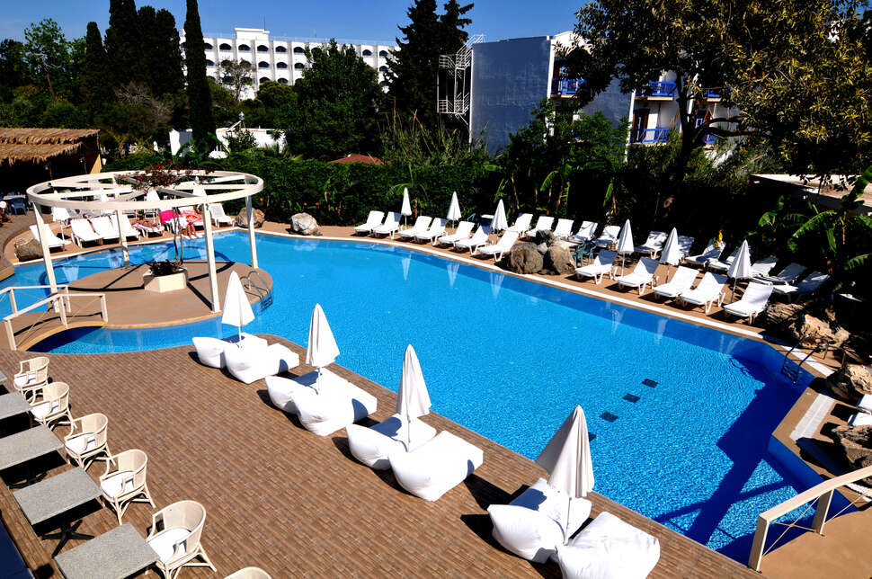 Een foto van het zwembad bij Palm Beach Hotel Kos