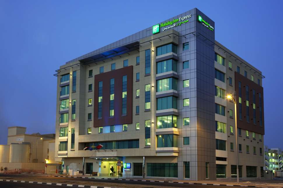 Ein Foto von der Außenansicht des Holiday Inn Express Dubai Jumeirah