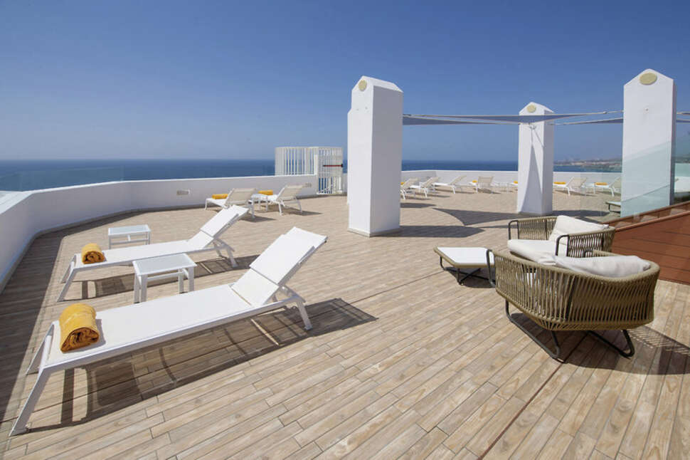 Een foto van het terras bij Iberostar Waves Bouganville Playa