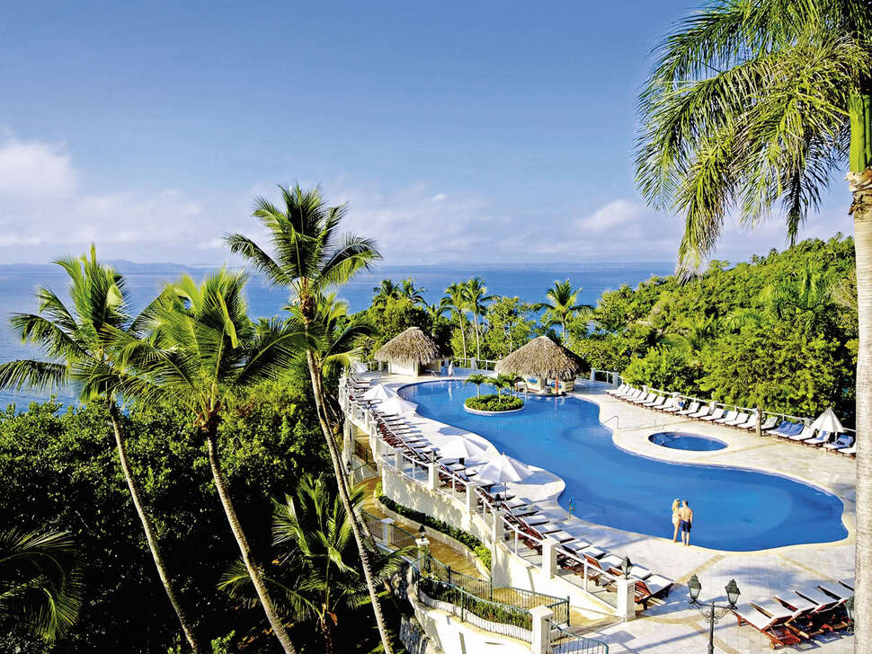 Een foto van het zwembad bij Grand Bahia Principe Cayacoa
