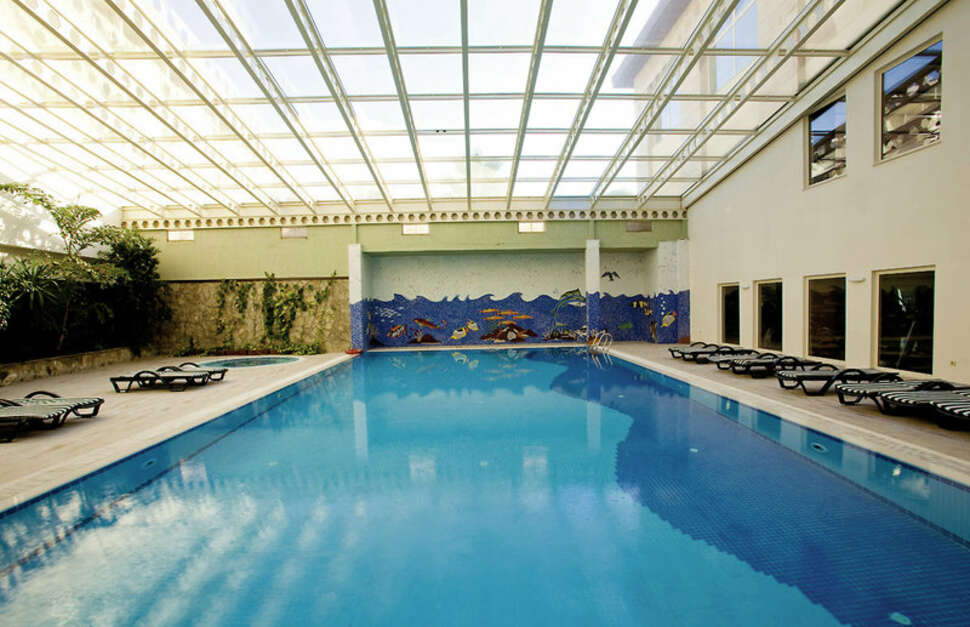Een foto van het zwembad bij Sural Resort