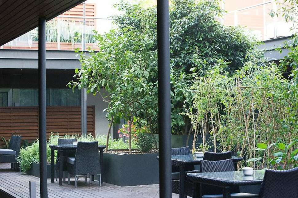 Een foto van het terras bij Hospes Palau de la Mar