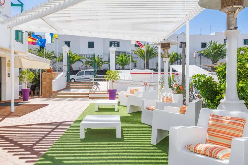 Een foto van het terras bij Club del Carmen by Diamond Resorts