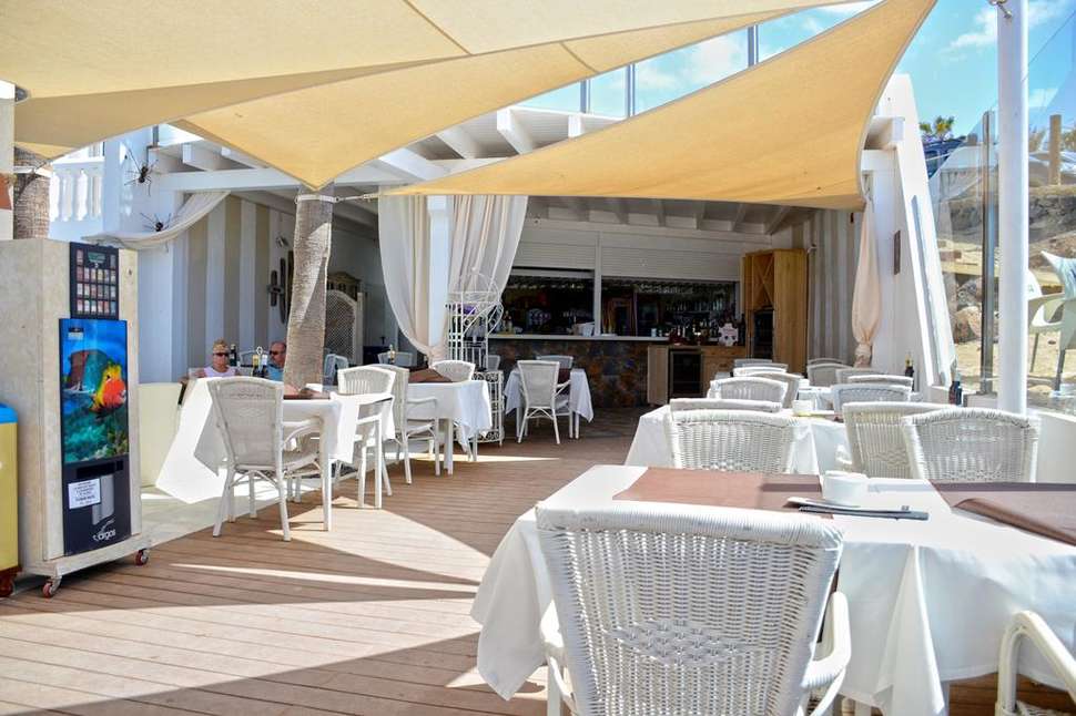 Een foto van het terras bij Galera Beach