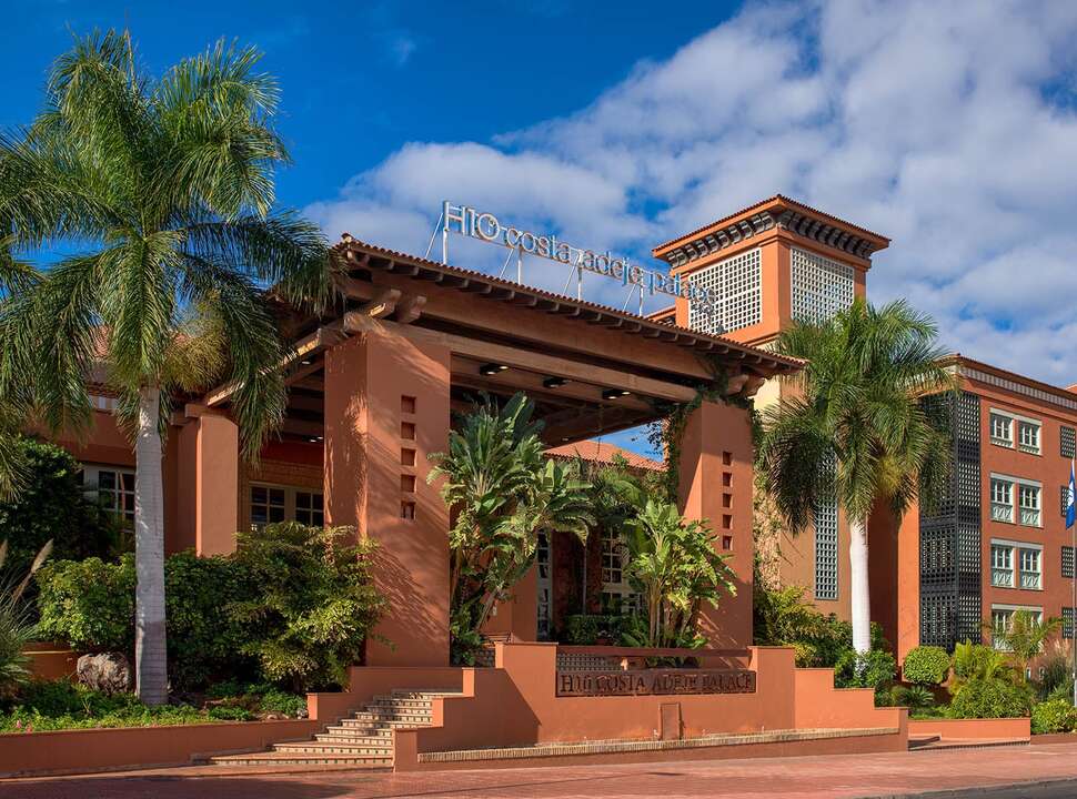 Een foto van de buitenkant van H10 Costa Adeje Palace