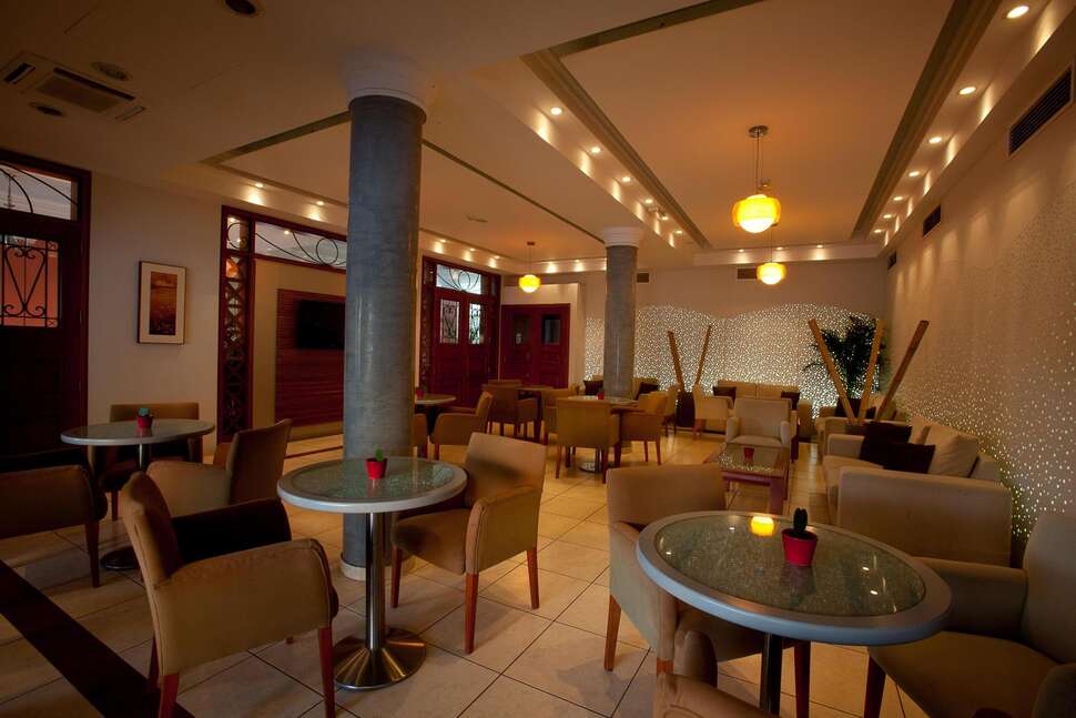 Een foto van het interieur van Pyramos Hotel