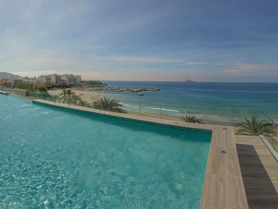 Een foto van het zwembad bij H10 Puerto Poniente