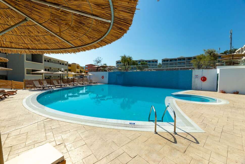 Een foto van het zwembad bij Aparthotel Robolla Beach