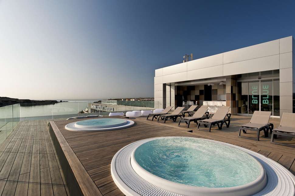 Een foto van het terras bij Barcelo Hamilton Menorca