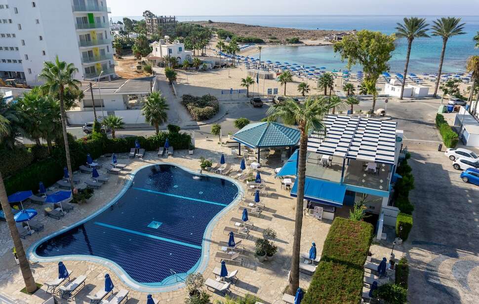 Een foto van het zwembad bij Anonymous Beach Hotel