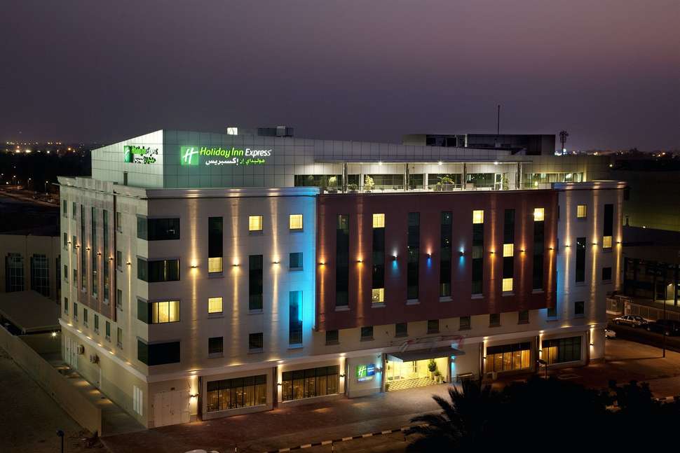 Ein Foto von der Außenansicht des Holiday Inn Express Dubai Safa Park