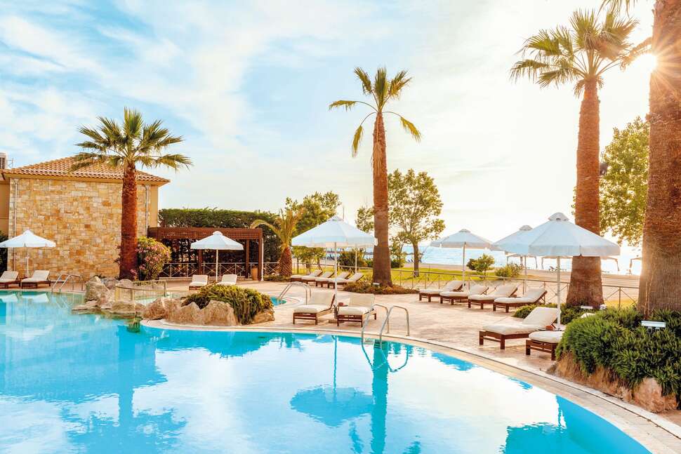 Ein Foto vom Pool im Mediterranean Village Hotel & Spa