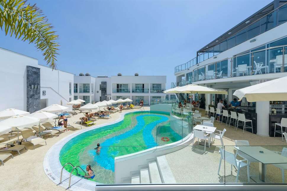Een foto van het zwembad bij Tasia Maris Oasis