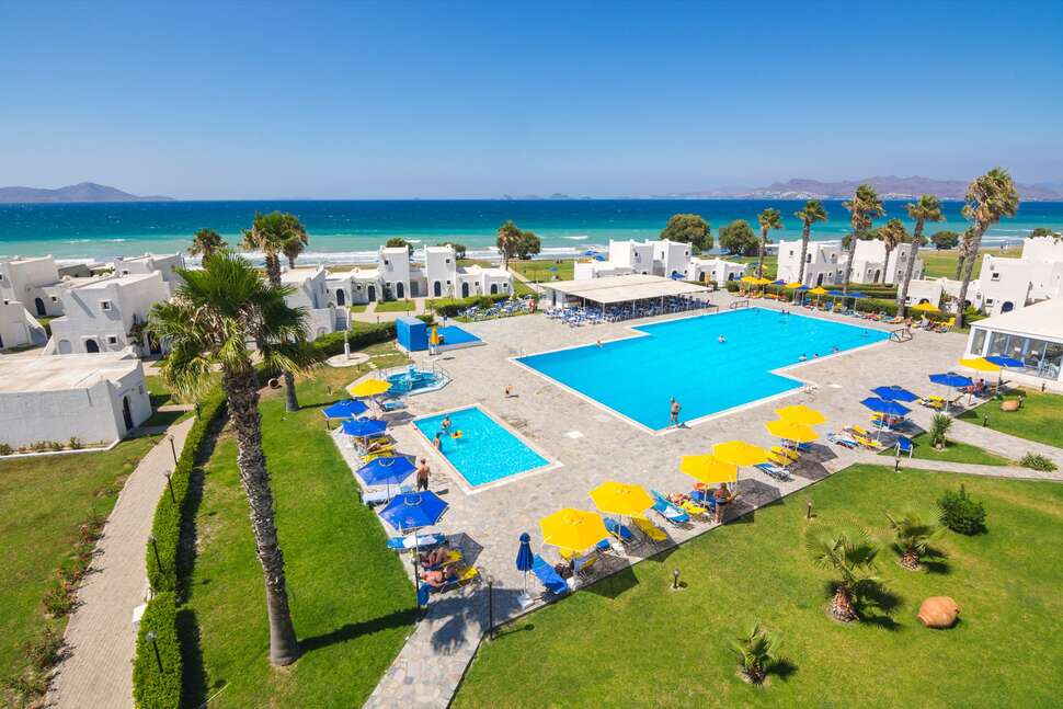Ein Foto vom Pool im Aeolos Beach Hotel
