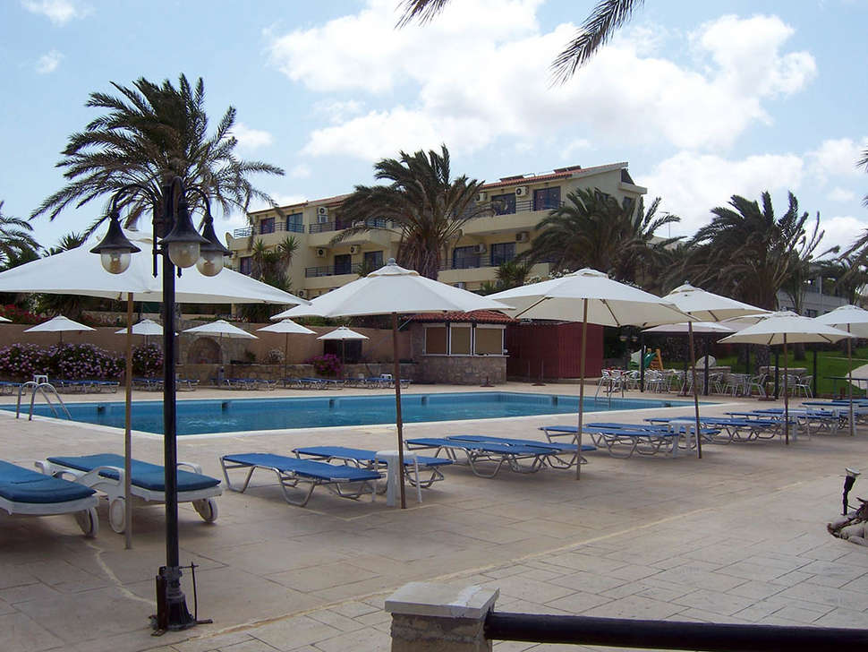 Een foto van het zwembad bij Vrachia Beach Hotel & Suites