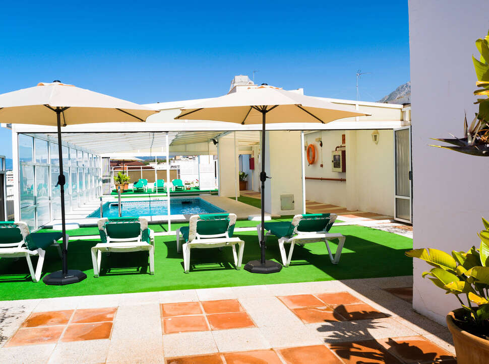 Ein Foto von der Außenansicht des Hotel Monarque El Rodeo