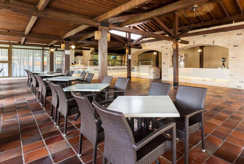 Een foto van het terras bij Suneo Santa Ponsa