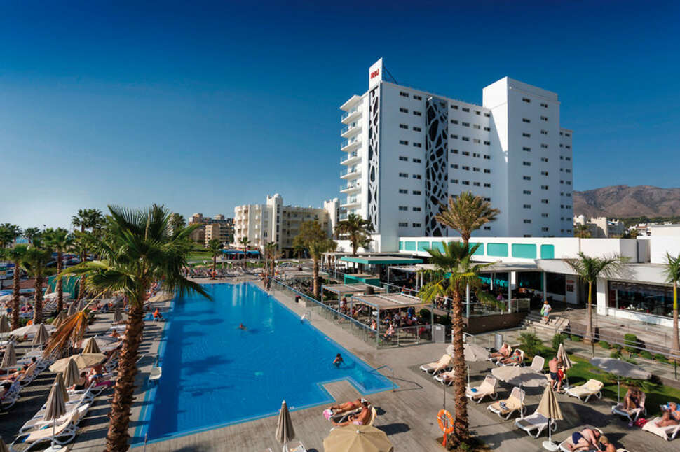 Een foto van het zwembad bij Riu Costa del Sol
