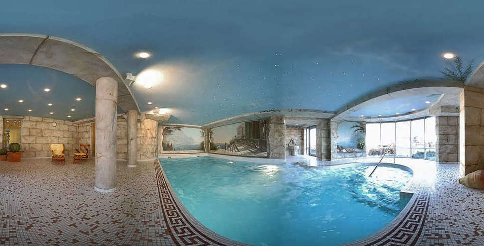 Een foto van het zwembad bij Moselromantik Hotel Panorama am Panoramabogen