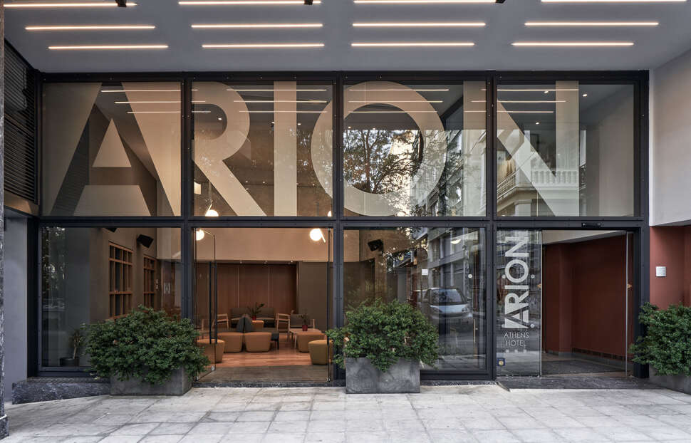 Een foto van de buitenkant van Arion Athens Hotel