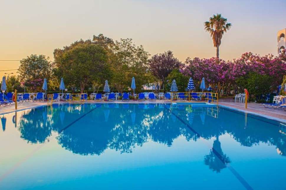 Een foto van het zwembad bij Hotel Continental Palace