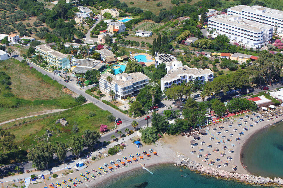 Een foto van de buitenkant van Theodorou Beach Hotel