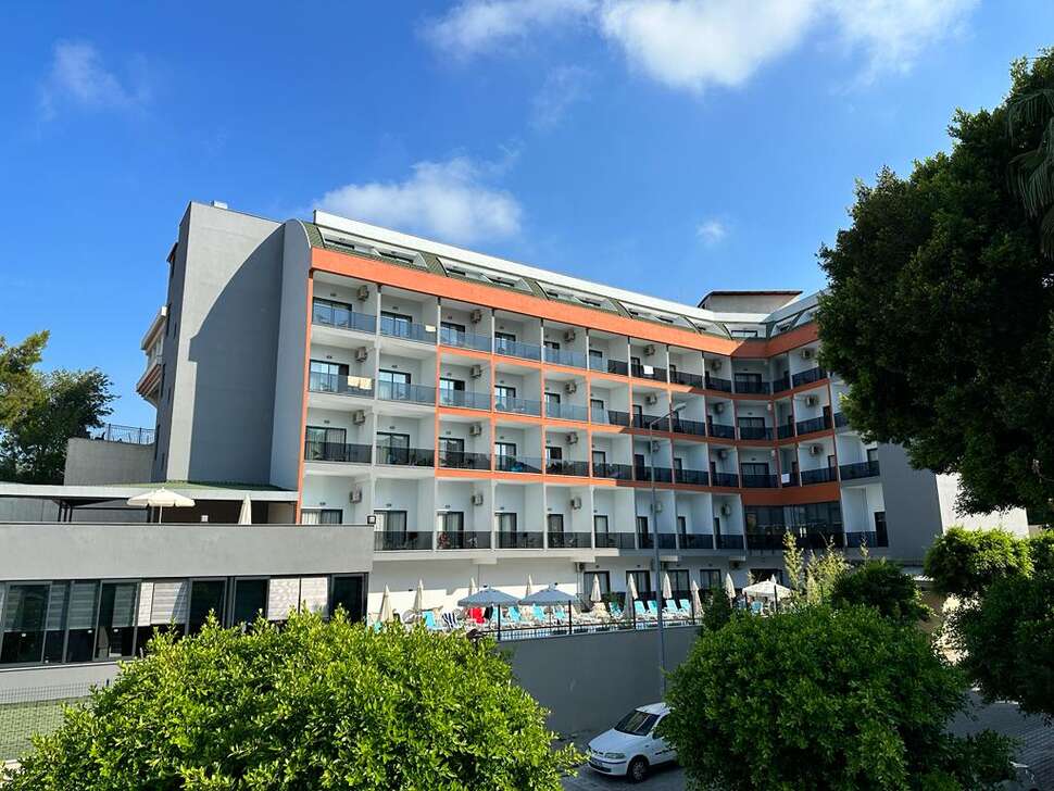 Een foto van de buitenkant van Side Golden Rock Hotel