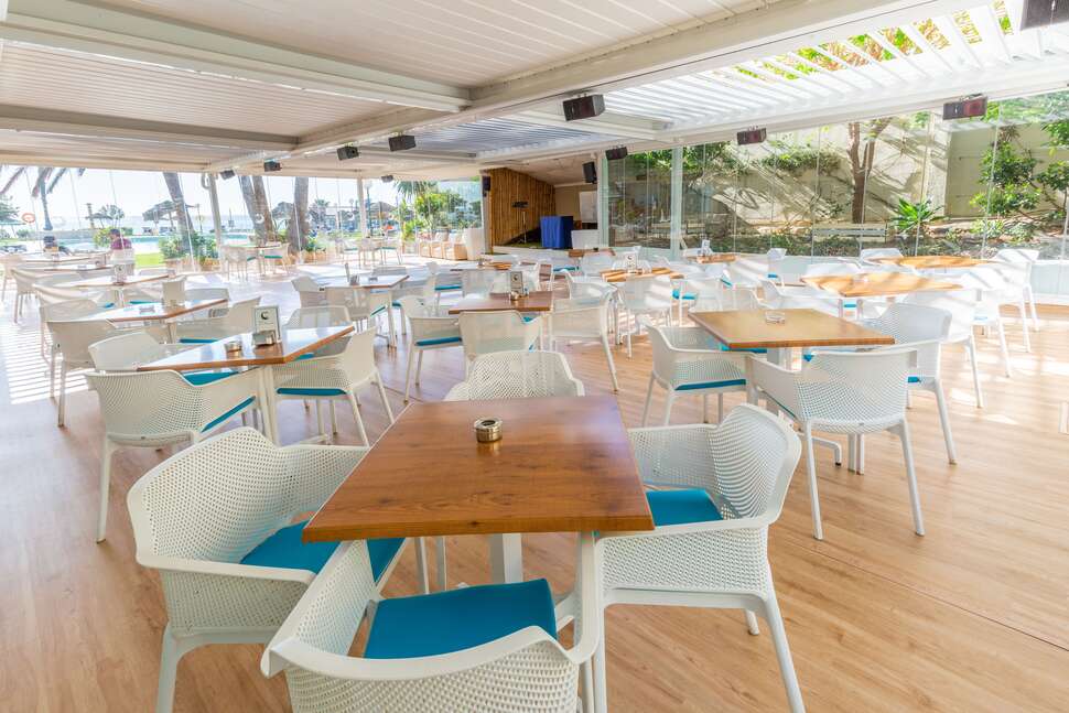 Een foto van het terras bij Hotel La Barracuda