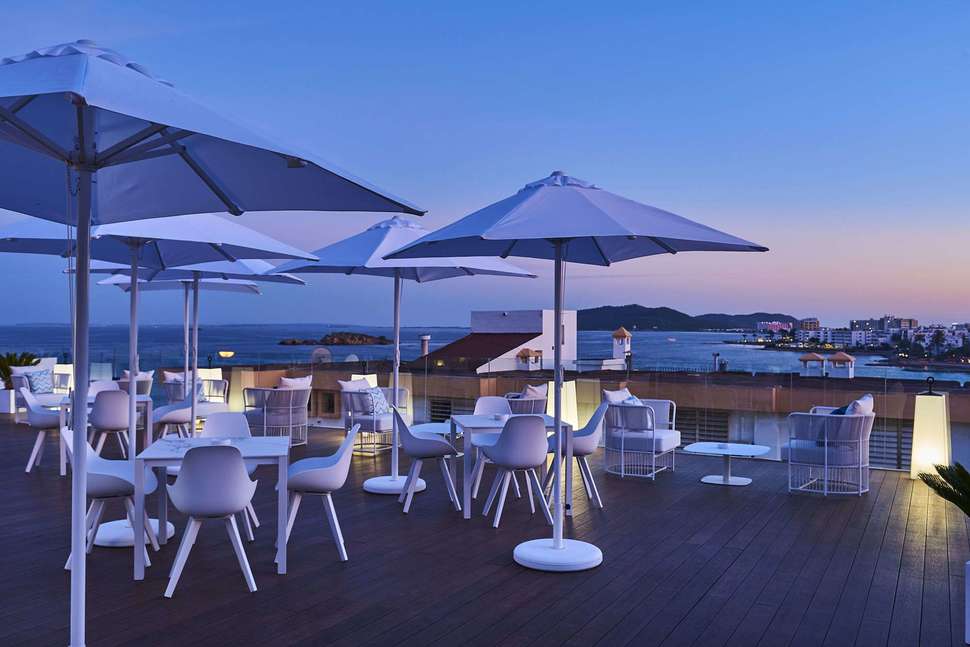 Een foto van het terras bij Eurostars Ibiza