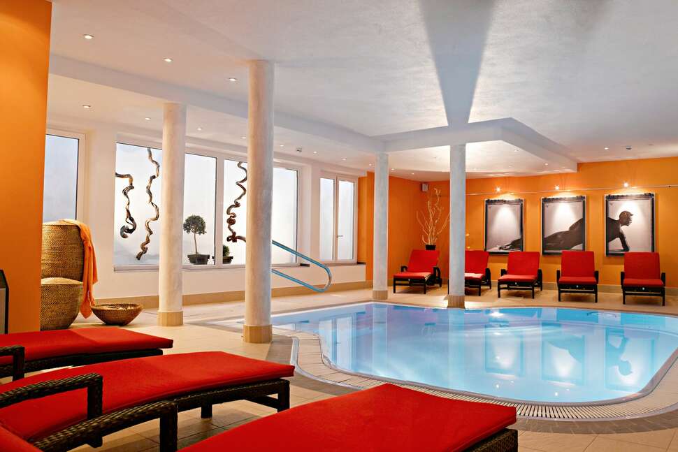 Een foto van het zwembad bij Alpina Resort Nature & Wellness