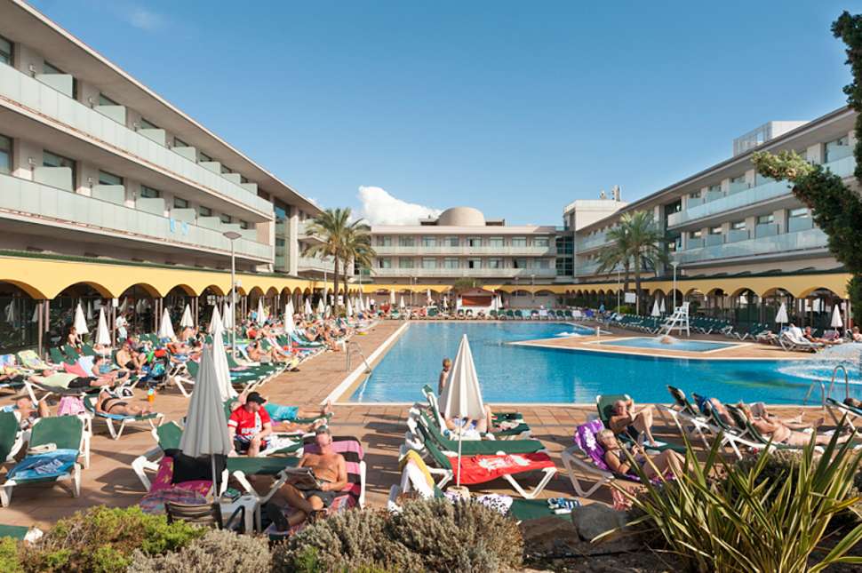 Een foto van het zwembad bij Hotel Mediterraneo Benidorm