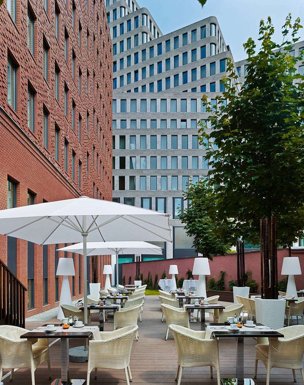 Een foto van het terras bij H10 Berlin Ku'damm